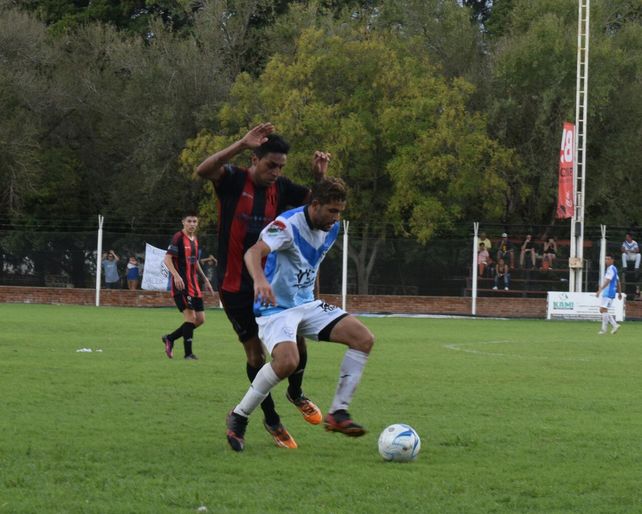 Matias Martínez cubre la pelota para controlarla y descargar.&nbsp;