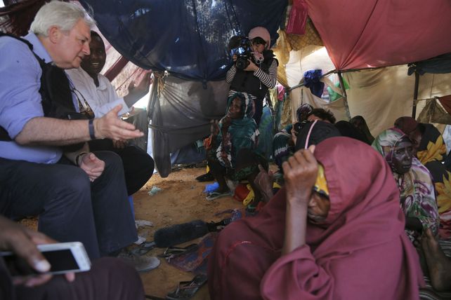 Hambre. Stephen OBrien en un campamento de Somalia.