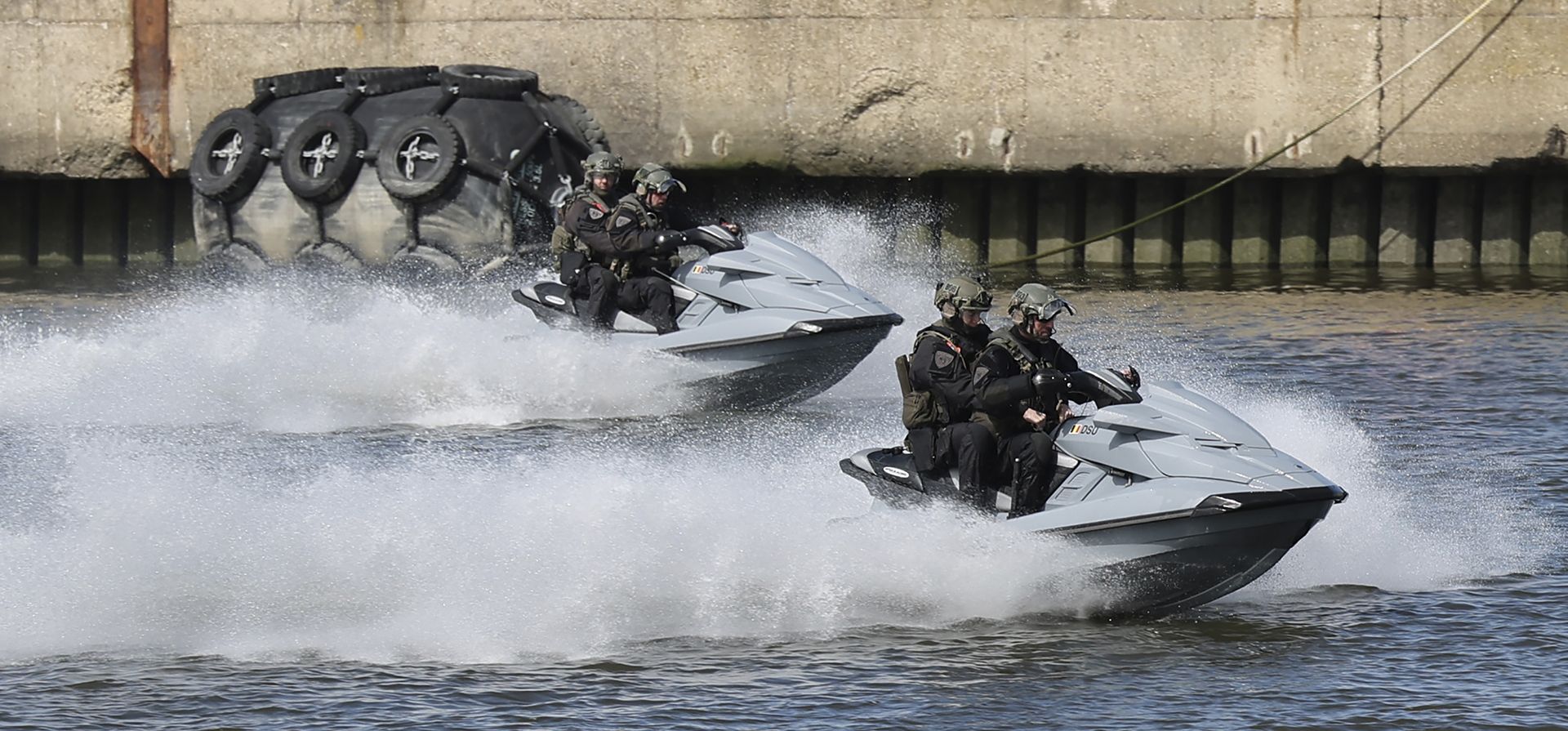 Las fuerzas especiales de Bélgica patrullan un puerto durante las llegadas para la Cumbre del Mar del Norte en Ostende, Bélgica, el lunes 24 de abril de 2023. Los líderes se reúnen el lunes con la esperanza de expandir una ambición colectiva para aprovechar todo el potencial energético e industrial del Mar del Norte y convertirlo en la potencia más grande de Europa para 2050. (AP Photo/Geert Vanden Wijngaert)