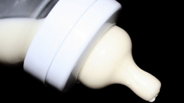 Quiso calentar la mamadera de su hija, le pasó algo inesperado y murió