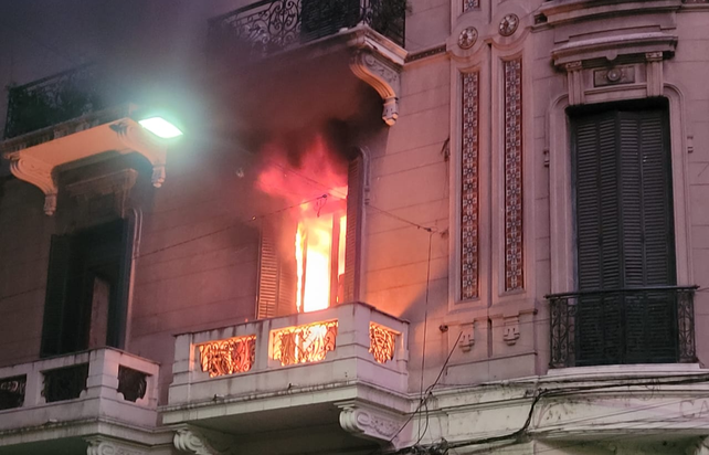 Primeras imágenes del incendio en Sarmiento y Mendoza. Al principio hubo temor por la propagación