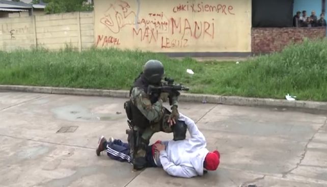 El gobierno de Vidal al ritmo de los Guns busca aspirantes a la Bonaerense