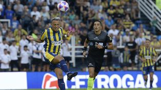 De cabeza. Candia impacta la pelota de aire en un partido que se jugó poco por abajo.