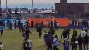 Locura total. Hinchas de ambos equipos se trenzaron dentro del campo de juego.