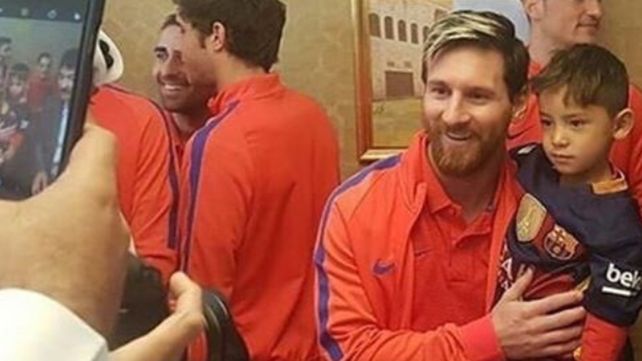 El nene afgano que usaba una bolsa como camiseta finalmente conoció a Lionel Messi