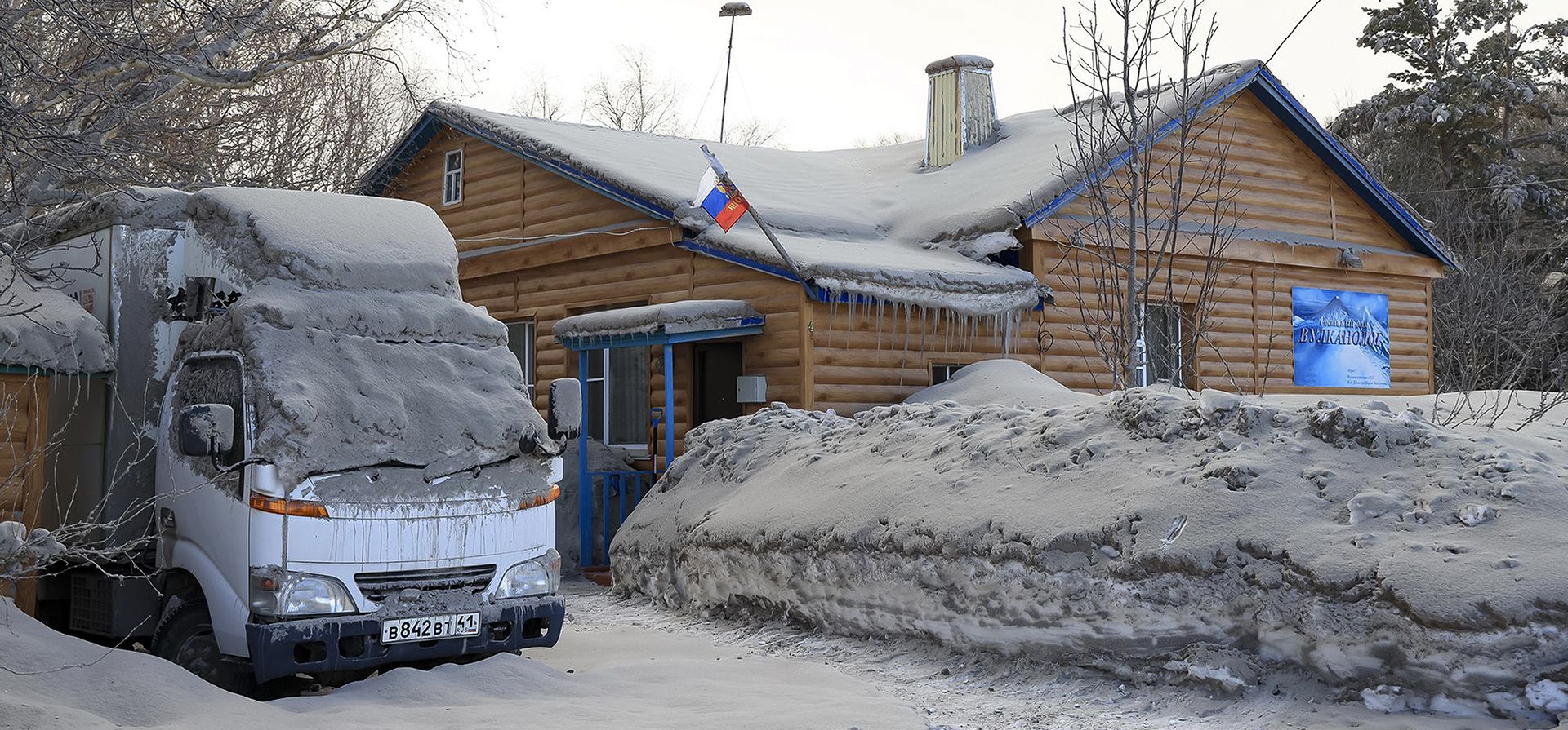 La ceniza volcánica cubre el suelo y las casas después de que el volcán Shiveluch entrara en erupción en la aldea de Klyuchi en la península de Kamchatka en Rusia, el miércoles 12 de abril de 2023. (Foto AP/Yury Demyanchuk)