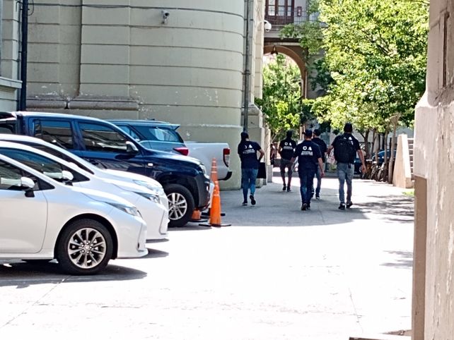 El momento en el que personal de la Oficina de Investigaciones (OI) allanaba las oficinas del Ministerio de Seguridad en Rosario (Twitter/@acanepa)
