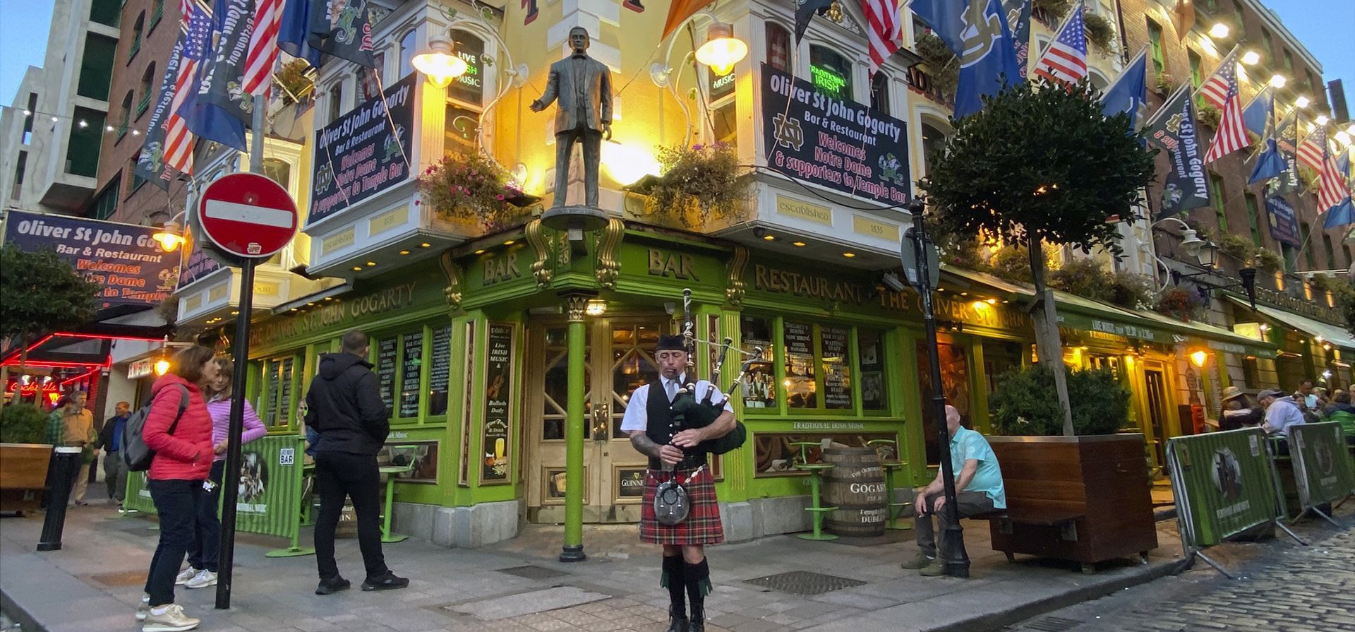 Un gaitero toca frente al bar Oliver St. John Gogarty en el distrito Temple Bar de Dublín el jueves 24 de agosto de 2023. Las empresas dan la bienvenida a miles de fanáticos de Notre Dame y la Marina en Dublín antes del partido de fútbol universitario del sábado en el estadio Aviva . (Foto AP/Kenneth Maguire) Un gaitero toca frente al bar Oliver St. John Gogarty en el distrito Temple Bar de Dublín el jueves 24 de agosto de 2023. Las empresas dan la bienvenida a miles de fanáticos de Notre Dame y la Marina en Dublín antes del partido de fútbol universitario del sábado en el estadio Aviva . (Foto AP/Kenneth Maguire)
