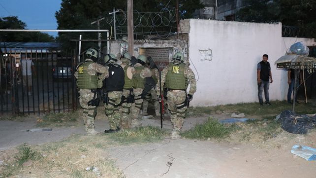 Con todo. Agentes de la ex PDI y la TOE realizaron los allanamientos.