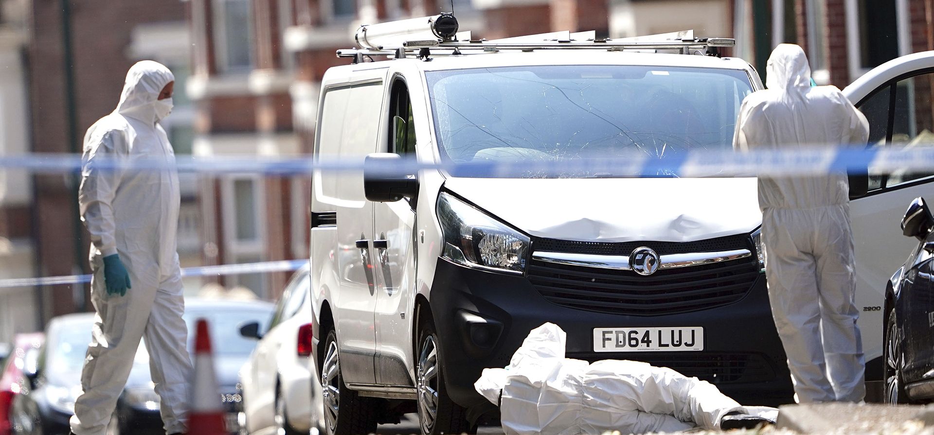 Oficiales forenses de la policía registran una camioneta blanca en Nottingham, ya que tres personas fueron encontradas muertas en la ciudad en lo que la policía describió como un Oficiales forenses de la policía registran una camioneta blanca en Nottingham, ya que tres personas fueron encontradas muertas en la ciudad en lo que la policía describió como un