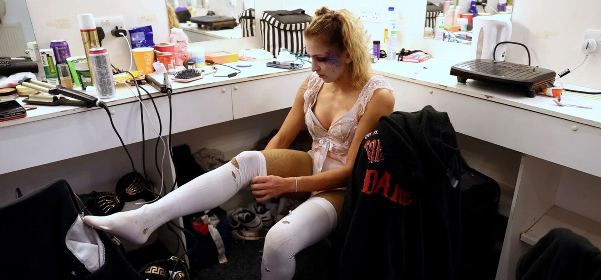 Una joven artista se prepara para la actuación del Circo de los Horrores en el Globe Theatre, en Blackpool, Gran Bretaña. Foto: REUTERS/Molly Darlington Una joven artista se prepara para la actuación del Circo de los Horrores en el Globe Theatre, en Blackpool, Gran Bretaña. Foto: REUTERS/Molly Darlington