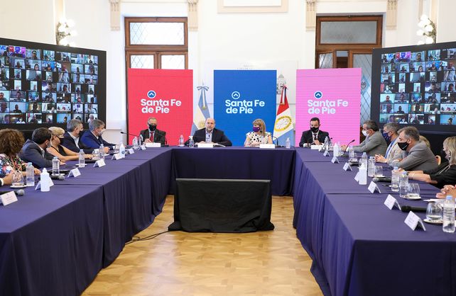 Autonomía municipal: Perotti reunió a los intendentes y planteó avanzar en la descentralización