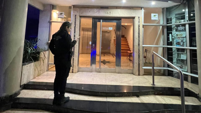 El edificio de Maipú al 1400 donde el delincuente quedó atrapado y tuvo que romper la puerta para salir.