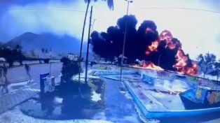 Un avión de pequeño porte se estrelló y explotó en una playa de Brasil