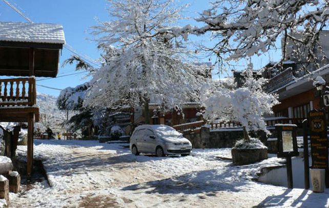 Una postal. La Cumbrecita (valle de Calamuchita) amaneció ayer bajo un manto de nieve.