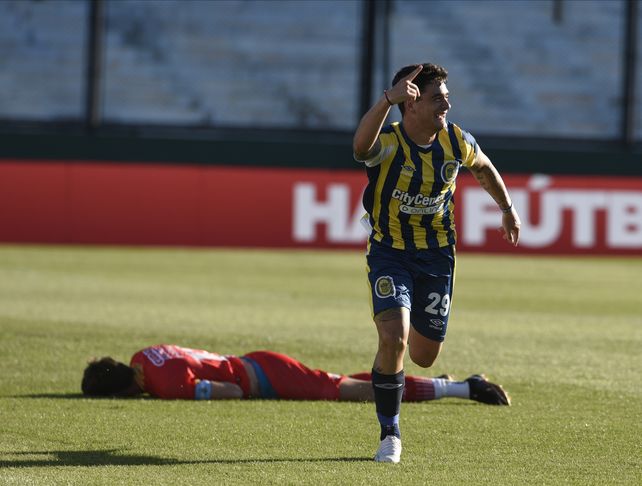 Dupuy estuvo atento en el error del defensor de Arsenal y marcó el gol que puso a Central arriba en el marcador.