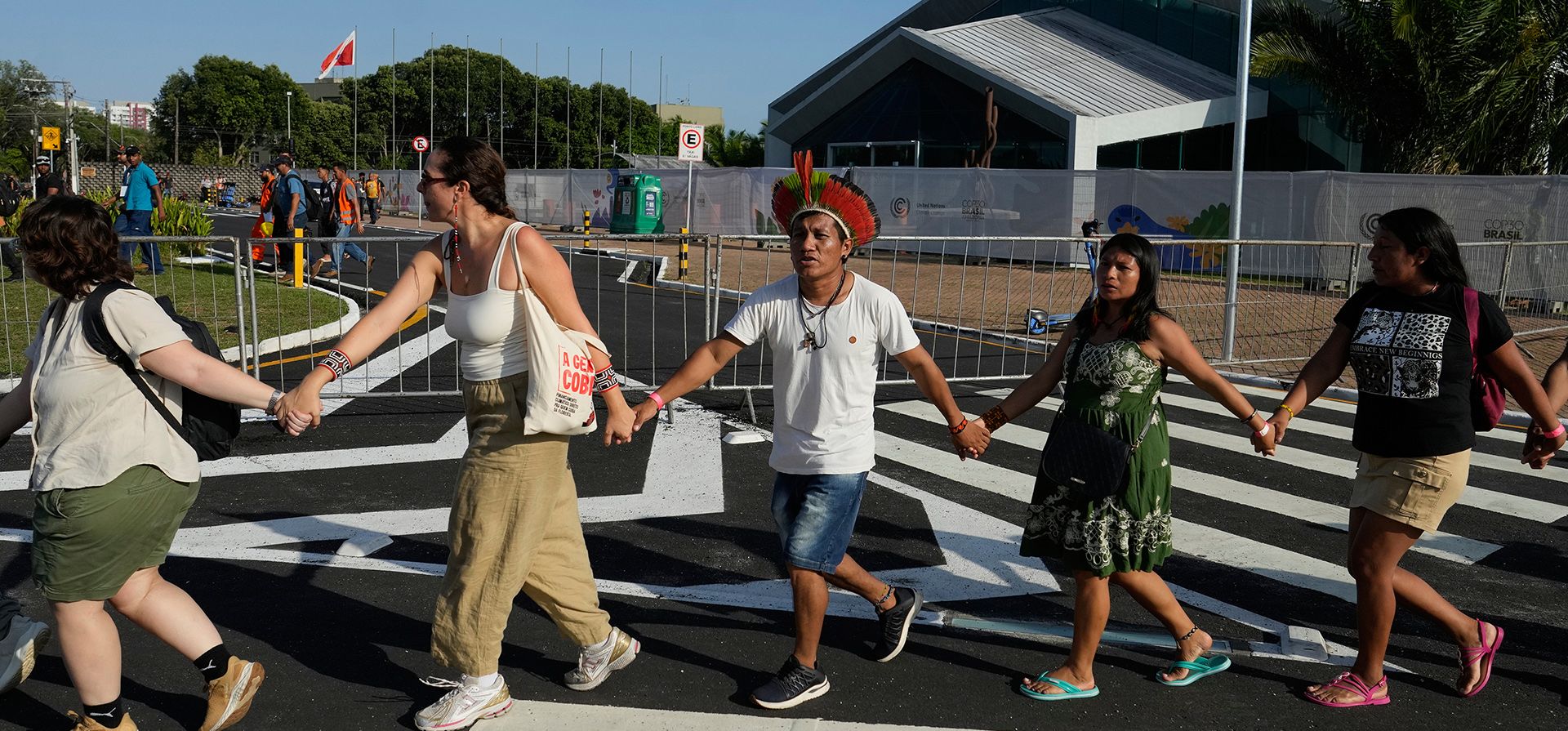 Indígenas y activistas participan en una manifestación en defensa de la Amazonía durante la Cumbre del Clima COP30 de la ONU, en Belém, estado de Pará, Brasil, el jueves 6 de noviembre de 2025. (Foto AP/Eraldo Peres) Indígenas y activistas participan en una manifestación en defensa de la Amazonía durante la Cumbre del Clima COP30 de la ONU, en Belém, estado de Pará, Brasil, el jueves 6 de noviembre de 2025. (Foto AP/Eraldo Peres)