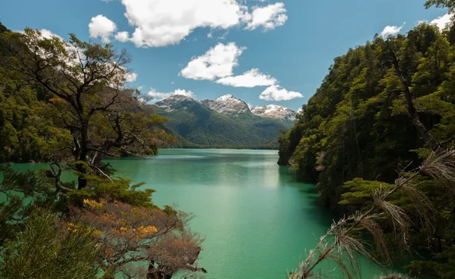 Lago Los Alerces. La ley de tierras impedía que personas extranjeras compren más de mil hectáreas en lugares costeros a grandes cuerpos de agua