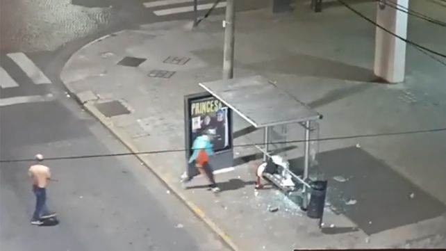 El violento incidente en Oroño y 3 de Febrero terminó con una para de colectivo destruida.&nbsp;