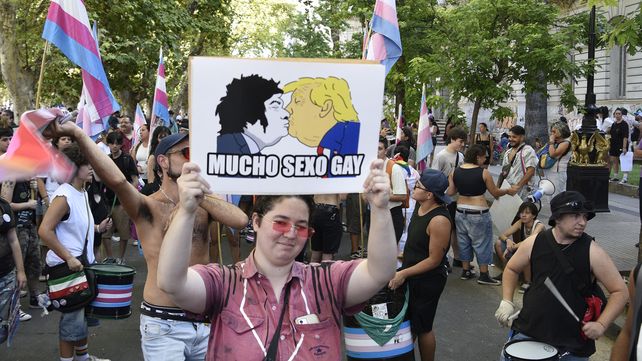 Marcha antifascista: cierre multitudinario con el Monumento a la Bandera de fondo