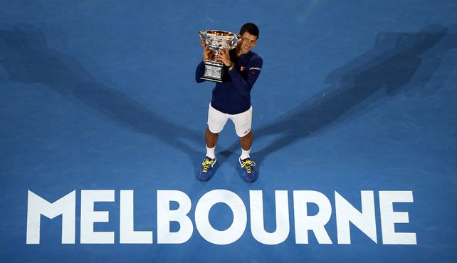 El serbio sometió de nuevo a Andy Murray en la final del Abierto de Australia e igualó las seis conquistas del australiano Roy Emerson.(AP)