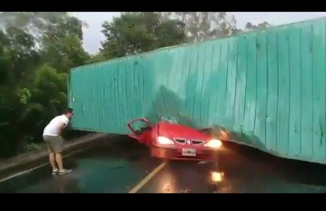 Un camión aplastó a un auto en Brasil: 3 argentinos muertos