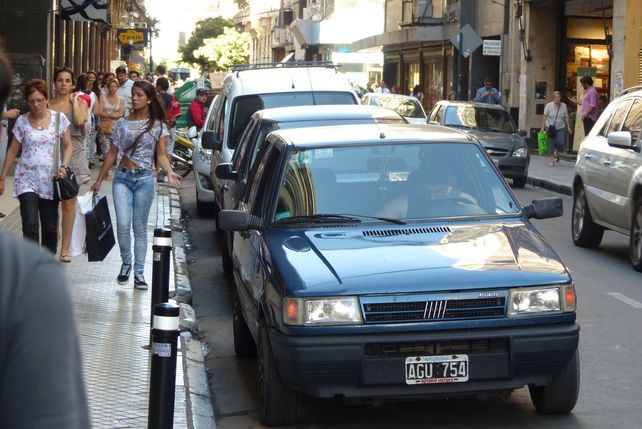 Antecedente. El año pasado el gobierno local convalidó el estacionamiento de vehículos particulares en las calles céntricas los tres días previos a Navidad. (Angel Amaya / La Capital)