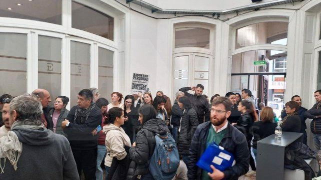 Continúan las manifestaciones y reclamos por recortes en CGE y Administración Pública