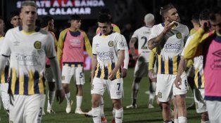 Los jugadores de Central salen resignados por la derrota ante Platense.