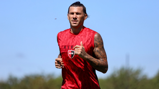 Víctor Cuesta fue al banco de Newells en los dos últimos partidos. Contra Barracas Central, será titular.