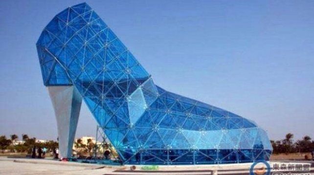 Una iglesia con forma de zapato de cristal