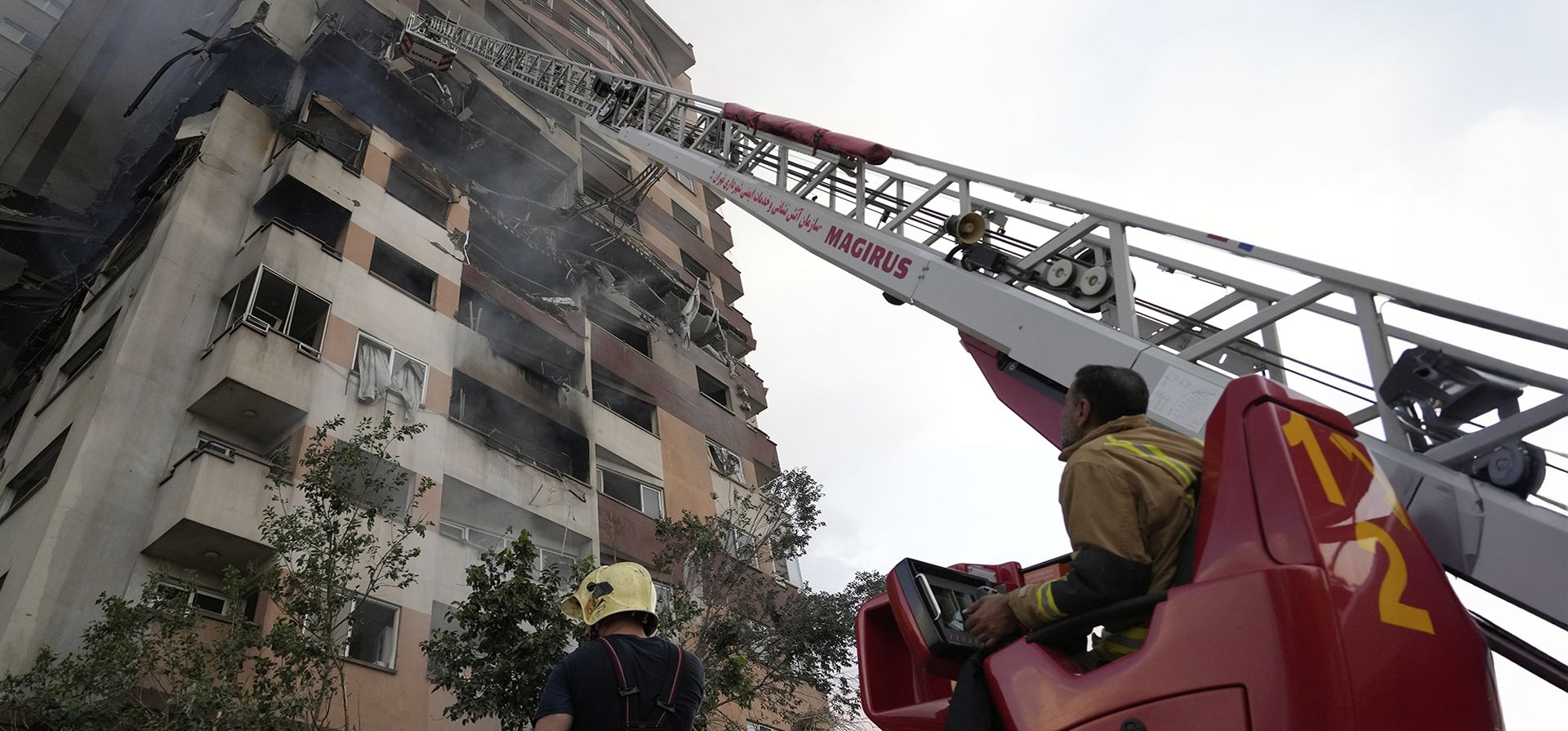 Un grupo de bomberos trabaja en el sitio de una explosión en un complejo residencial en el norte de Teherán, producida por el ataque israelí en Irán, el viernes 13 de junio de 2025. (AP Foto/Vahid Salemi) Un grupo de bomberos trabaja en el sitio de una explosión en un complejo residencial en el norte de Teherán, producida por el ataque israelí en Irán, el viernes 13 de junio de 2025. (AP Foto/Vahid Salemi)