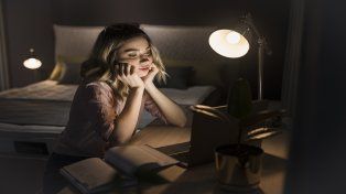 Según datos oficiales de la Organización Mundial de la Salud, al menos el 30% de los adultos sufre insomnio y, en la pandemia, más del 50% manifestó presentar problemas para dormir. Por este motivo, los especialistas insisten en la implementación de hábitos saludables para tener mejores noches de descanso.