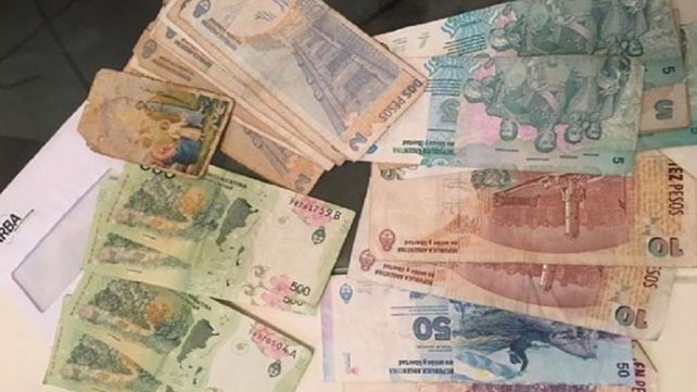 Encontró un sobre con plata y ahora busca al dueño