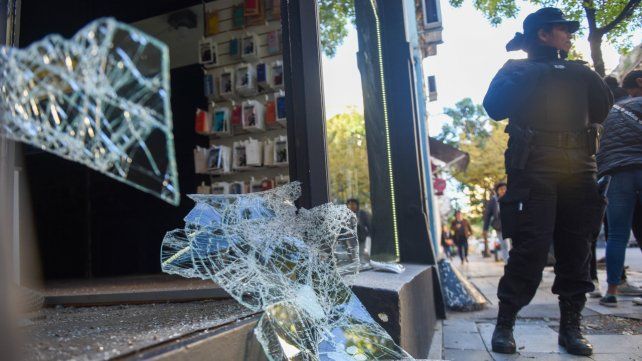 Un local de venta de accesorios para celulares de España al 700 también sufrió la inseguridad. &nbsp;