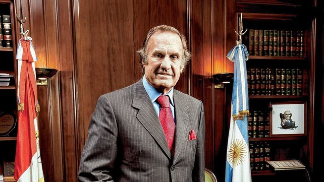 Carlos Reutemann recibiería el alta el viernes en la clínica de Rosario