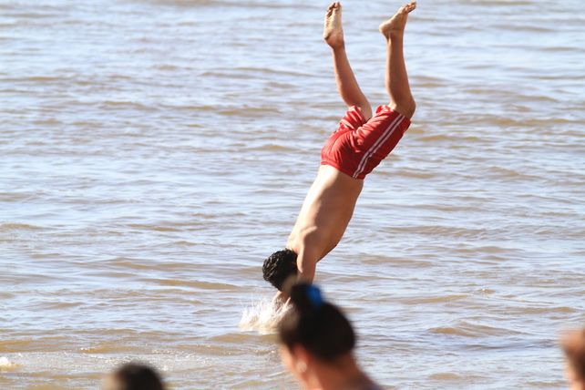 De cabeza al agua en Bajada Grande. Foto UNO Juan Ignacio Pereira.&nbsp;