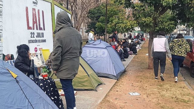Los jóvenes fanáticos de Lali están acampando en la Estación Belgrano desde ayer jueves