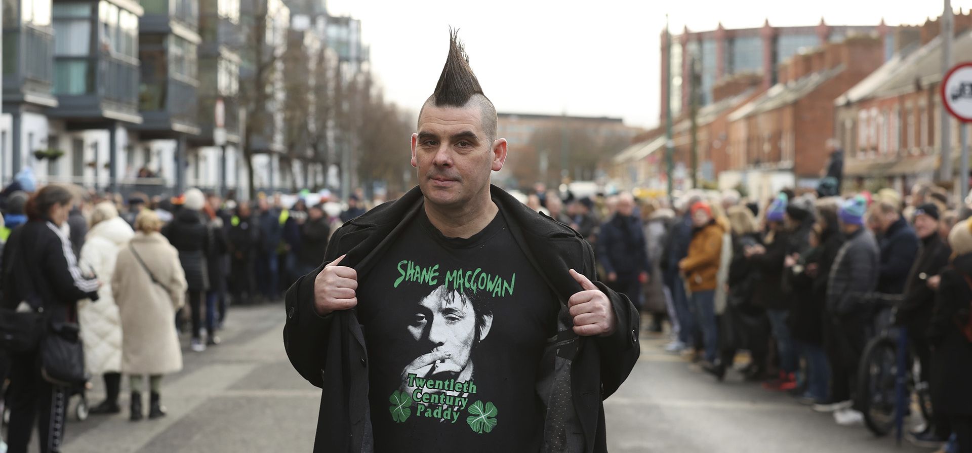 John Farrell en las afueras del estadio Shelbourne Park espera a que la procesión fúnebre de Shane MacGowan recorra las calles de Dublín antes de su funeral en Co Tipperary, en Irlanda, el viernes 8 de diciembre de 2023. MacGowan, el cantautor y El líder de The Pogues, mejor conocido por su balada “Fairytale of New York”, murió el jueves 30 de noviembre de 2023. Tenía 65 años. (Liam McBurney/PA vía AP) John Farrell en las afueras del estadio Shelbourne Park espera a que la procesión fúnebre de Shane MacGowan recorra las calles de Dublín antes de su funeral en Co Tipperary, en Irlanda, el viernes 8 de diciembre de 2023. MacGowan, el cantautor y El líder de The Pogues, mejor conocido por su balada “Fairytale of New York”, murió el jueves 30 de noviembre de 2023. Tenía 65 años. (Liam McBurney/PA vía AP)