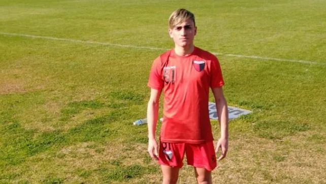 Nahuel Curcio de 17 años comenzó a entrenar con el plantel de Primera División de Colón.