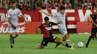 Jorge Recalde se esfuerza para frenar a Roberto Fernández. Newells fue superado por Godoy Cruz.