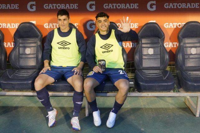Luca Martínez Dupuy estuvo en el banco en el partido ante Estudiantes