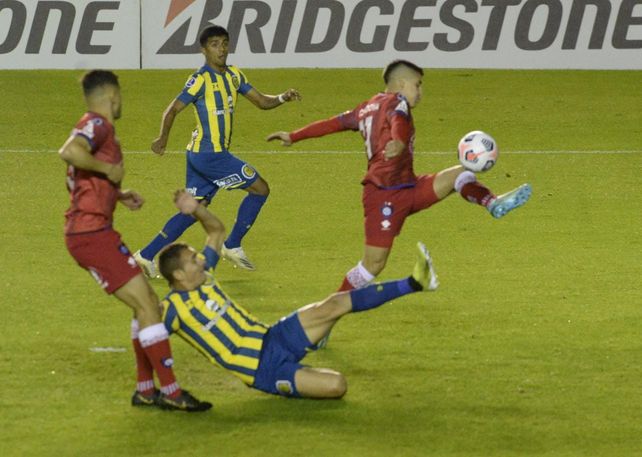 Central se floreó, goleó a Huachipato, es líder y quedó a un paso de los octavos de la Copa Sudamericana