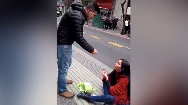 Video viral: ella le pide matrimonio y él la rechaza