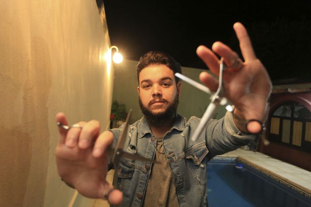 Tijera en mano. A Waldemar Salas le gusta mucho el fútbol y aspiraba
