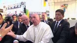 ¡No seas egoísta!, le gritó enojado el Papa a un turista que lo tironeó para saludarlo