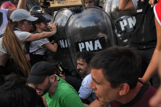 La policía avanzó sobre los manifestantes.