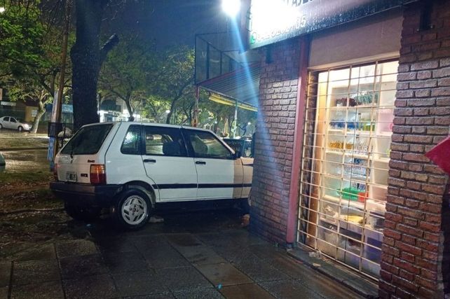 Fuerte choque en Bº Guadalupe Oeste: destrozó la vidriera de un local comercial