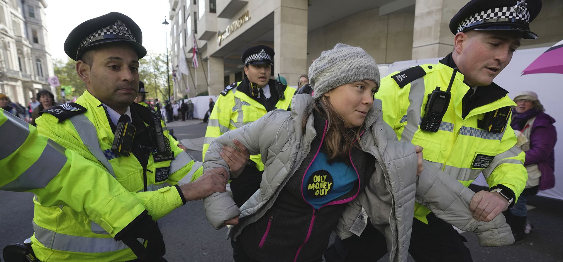 La activista ambiental Greta Thunberg es llevada por agentes de policía durante la protesta Oily Money Out frente al Intercontinental Hostel, en Londres, el martes 17 de octubre de 2023. (Foto AP/Kin Cheung) La activista ambiental Greta Thunberg es llevada por agentes de policía durante la protesta Oily Money Out frente al Intercontinental Hostel, en Londres, el martes 17 de octubre de 2023. (Foto AP/Kin Cheung)