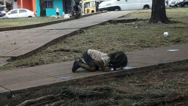 Cruda imagen: una nena misionera tomó agua de la calle